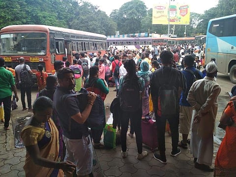 उन्हाळी सुट्यांमुळे गावी परतण्यासाठी स्वारगेट एसटी स्थानकावर झालेली प्रवाशांची गर्दी.                                          (छाया ः यशवंत कांबळे)
