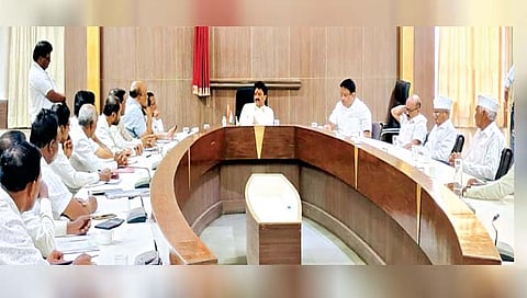 किसन वीर कारखान्यात एंट्री करताच नितिनकाका पाटील यांनी अधिकार्‍यांची बैठक घेतली.