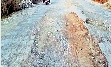 हातवळण फाटा ते दापोडी नाका रस्त्यावर खड्डे; पावसाळ्यात वाढणार धोका