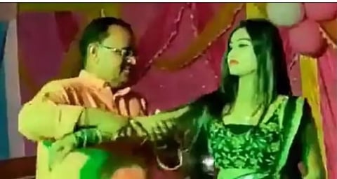 JDU MLA Gopal Mandal : ‘जेडीयू’चे आमदार भोजपुरी गाण्‍यावर बारबालांसोबत थिरकले!, म्‍हणाले, ” म्‍युझिक वाजलं की…”