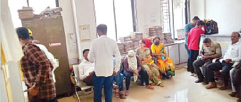 सर्व्हर डाऊनमुळे मिळकतकर भरण्यासाठी तासन्तास ताटकळत बसलेले नागरिक.      (छाया ः किशोर बरकाले)