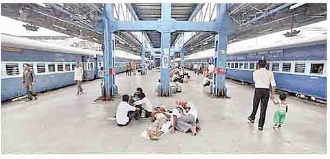 स्टेशनवर राहणार्‍या भाऊ-बहीण ज्येष्ठांना मिळाले घर
