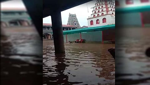 गुड्डापूर येथील धानम्मादेवीच्या मंदिरात पावसाचे साठलेले पाणी 