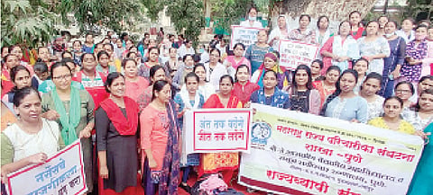 ससून शासकीय रुग्णालयातील संपात सहभागी झालेल्या परिचारिका. 