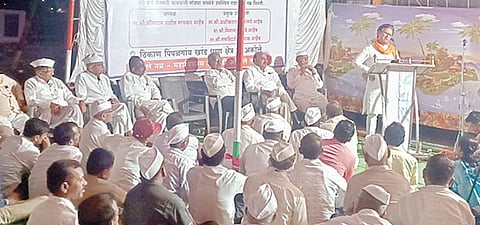अकोले : पिंपळगाव खांड धरणाच्या पाण्यासंदर्भात लाभक्षेत्रातील शेतकर्‍याचा मेळाव्यात बोलताना आ. डॉ. किरण लहामटे.