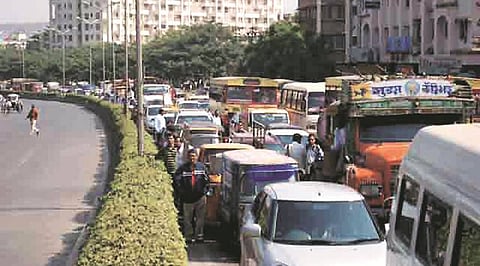 अपुर्‍या मनुष्यबळाचा प्रशासनावर ताण: सिंहगड क्षेत्रीय कार्यालयातील कर्मचारी हैराण; समाविष्ट गावांमुळे हद्दीत वाढ