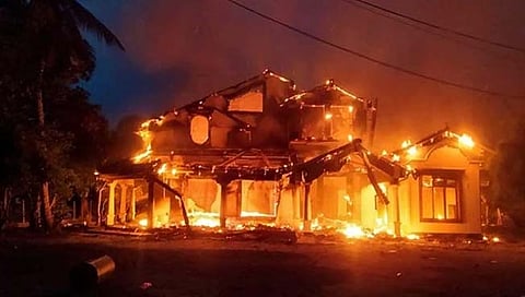 Sri Lanka Economic Crisis : श्रीलंकेत हिंसाचाराचा आगडोंब; संतप्‍त जमावाने १२ मंत्र्यांची घरे दिली पेटवून, भारतीयांसाठी हेल्‍पलाईन जारी