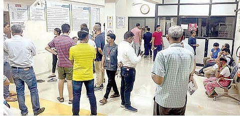 आम्हाला आमची मुले  जिवंत द्या! परवानगी नसताना मुलं बाहेर गेलीच कशी? विद्यार्थ्यांच्या नातेवाइकांचा आक्रोश