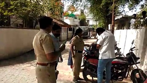 घटनास्‍थळाची पाहणी करताना पाेलिस कर्मचारी.