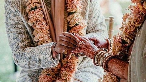 Bride married another : नवरदेव दारु पिवून वरातीत नाचत बसला, वैतागलेल्‍या नवरीने नवरदेवच बदलला!