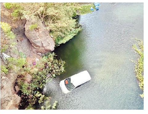 स्पीड कंट्रोल न झाल्याने  गाडी थेट इंद्रायणी नदीत, पहाटे बॉडी दिसली तरंगताना