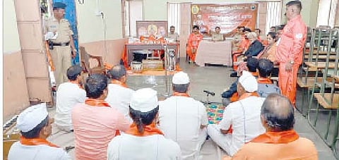 येरवडा कारागृहात बंदिजनांसाठी अभंग व भजन स्पर्धेचे आयोजन केले होते. त्यात सहभागी बंदिजन आणि मान्यवर.
