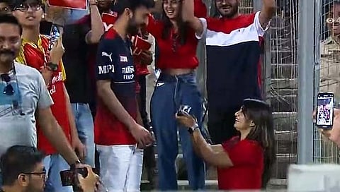 Girl proposes Boyfriend : IPL च्या ‘मांडवा’त, ‘ती’ म्हणाली माझा होशील का? (Video)