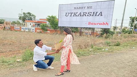Kolhapur Style Proposal : कोल्हापूरच्या पठ्ठ्यानं हायवेवर ५० बाय २५ फुटाचे होर्डिंग लावून केलं प्रपोजं !