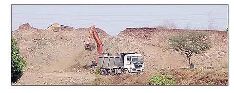 कोतूळमधून गौणखनिजाचे उत्खनन, कारवाई करण्याची मागणी 