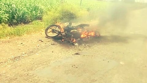 दुचाकी अचानक पेटली 