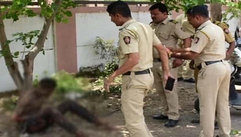 नगर : जिल्‍हा न्यायालयाच्या आवारात तरुणाचा अंगावर पेट्रोल टाकून जाळून घेण्याचा प्रयत्‍न