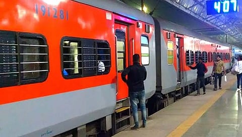 रत्‍नागिरी : कोकणकन्या एक्सप्रेस अखेर विद्युत इंजिनसह धावली