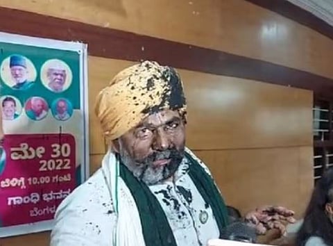 Video : शेतकरी नेते राकेश टिकैत यांच्‍यावर शाईफेक, पत्रकार परिषदेत समर्थक-विराेधकांमध्‍ये खुर्ची फेकाफेकी