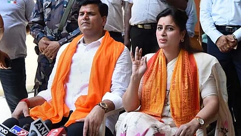 राणा दाम्पत्य दिल्लीला रवाना; कोठडीत गैरव्यवहार केल्याचा दावा