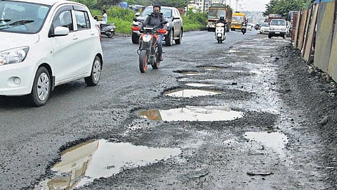 Pimpari : जिल्हा रुग्णालय आवारातील रस्ता नादुरुस्त रुग्णांची होतेय गैरसोय