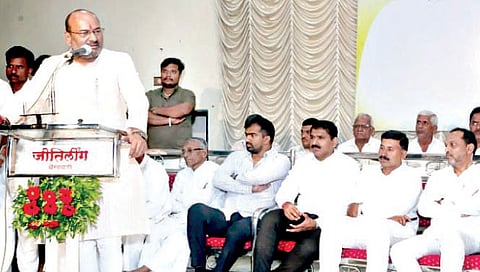 घोड्यावर बसवता येते, तसे खाली खेचता येते :  संजय पाटील यांची आ. बाबर यांच्यावर टीका
