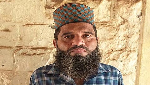 पाच हजार रुपयांची मागणी केल्‍याप्रकरणी पंटर मुबारक मुजावर याच्‍यावर गुन्‍हा दाखल करण्‍यात आला आहे.