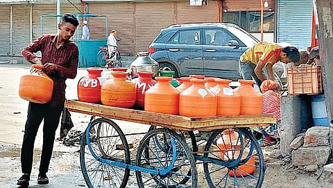 सोलापूर : अधिकार्‍यांची धडपड अन् नागरिकांचा टाहो