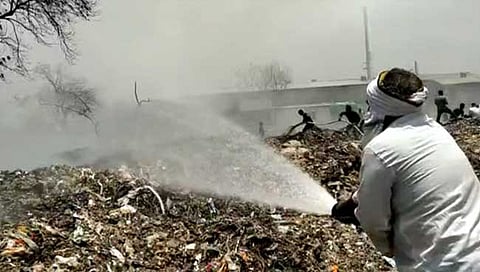 जळगाव : आग आटोक्यात आणण्यासाठी शर्थीचे प्रयत्न करताना कर्मचारी. (छाया : नरेंद्र पाटील)