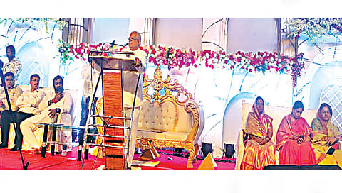सिडको : समर्थ सेवेकर्‍यांशी हितगुज करताना अण्णासाहेब मोरे. समवेत मंदा मोरे, आ. सीमा हिरे, मुकेश शहाणे, गिरीश पालवे, वत्सला खैरे, संतोष सोनपसारे आदी. (छाया : राजेंद्र शेळके)