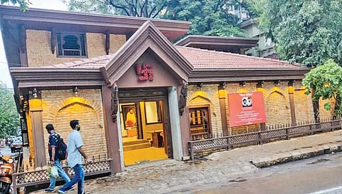 ठाणे : आनंद दिघे यांचा आश्रम शिंदे समर्थकांच्या ताब्यात?