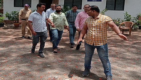 नाशिक : फसवणूक करणार्‍या संशयितास न्यायालयात हजर करताना भद्रकाली पोलिसांचे पथक.