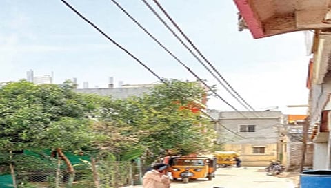 विद्युत तारा : लोंबकळणार्‍या तारांनी जीव टांगणीला