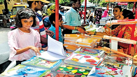 शालेय साहित्य खरेदीची लगबग