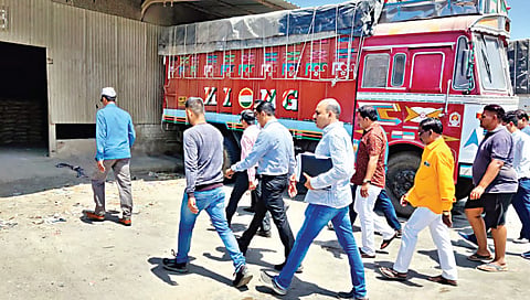 नाशिकरोड : रेल्वे मालधक्का येथे पाहणी करताना जिल्हाधिकारी गंगाथरन डी., समवेत अन्य अधिकारी. 