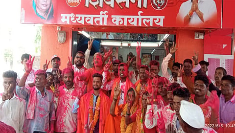 पिंपळनेर : साक्री तालुक्यातीलं मैंदाने ग्रामपंचायत पोटनिवडणुकीत विजयोत्सव साजरा करताना ग्रामपंचायत सदस्य. (छाया:अंबादास बेनुस्कर)
