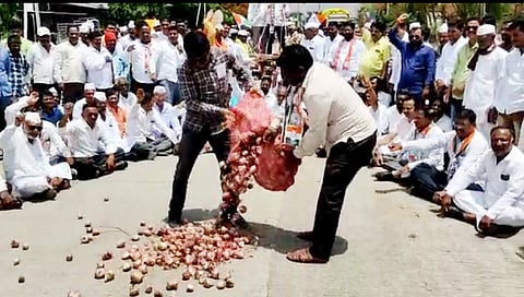 Nashik : भाव कोसळल्याने कांदा फेकला रस्त्यावर, महाविकास आघाडीतर्फे चांदवडला रास्ता रोको
