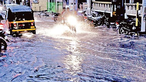 जोरदार पावसाने जनजीवन विस्कळीत