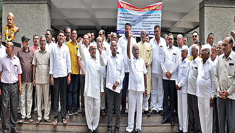नाशिक ः मविप्रच्या सभासदांच्या याद्या मिळण्यासाठी आंदोलन करताना अ‍ॅड. नितीन ठाकरे. समवेत सभासद.