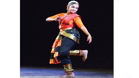 नाशिक : अरंगेत्रम्वेळी भावमुद्रा सादर करताना सोहा कुलकर्णी. (छायाचित्र : हेमंत घोरपडे)