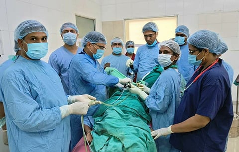 चांदवड : येथील उपजिल्हा रुग्णालय रुग्णालयात कुटुंब नियोजन शस्त्रक्रिया करताना डॉ. अशोक थोरात डॉ. सुशीलकुमार शिंदे, डॉ. पंकज ठाकरे, डॉ. हेमराज दळवी, डॉ. शशिकांत देवढे आदी. (छाया : सुनील थोरे)