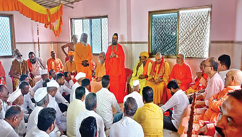 त्र्यंबकेश्वर : अंजनेरी येथे साधू-महंतांच्या सत्काराप्रसंगी उपस्थित मान्यवर व साधू-महंत.