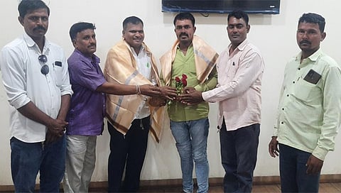 पिंपळनेर : साक्री तालुका प्रहार संघटनेच्या पदाधिका-यांच्या वतीने दत्तू बोडके यांचा सत्कार करताना उपतालुका अध्यक्ष नाना शेलार, संपर्क प्रमुख योगेश जाधव, शेतकरी संघटनेचे तालुका अध्यक्ष सोमा सूर्यवंशी आदी मान्यवर. (छाया:अंबादास बेनुस्कर)