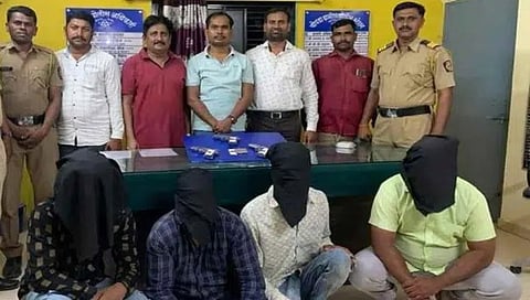 जळगाव : दरोड्याच्या प्रयत्नात असलेल्या  गुन्हेगारांच्या टोळी ताब्यात घेण्यात आले असून चार आरोपीसह चोपडा पोलीस. (छाया : चेतन चौधरी)