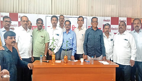 नाशिक : बैठकीसाठी उपस्थित असलेले मनपा अतिरिक्त आयुक्त अशोक आत्राम, आरोग्य अधिकारी आवेश पलोड व किराणा धान्य किरकोळ व्यापारी संघटनेचे पदाधिकारी. 