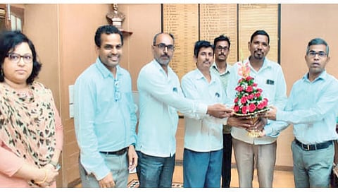 सिन्नर : दोडी बुद्रुक येथील शेतकर्‍यांचा सत्कार करताना जिल्हाधिकारी गंगाथरन डी.