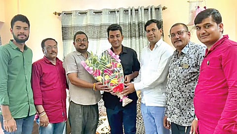 सटाणा : नामपूरचा भूमिपुत्र अक्षय वाखारे याने यूपीएससी परीक्षेत 203 रँक प्राप्त केल्याबद्दल त्याचा सत्कार करताना मामा गणेश खरोटे, दीपक कट्यारे, महेंद्र सावंत, प्रकाश कट्यारे, अजय कट्यारे, सुनील निकुंभ आदी. (छाया : सुरेश बच्छाव)