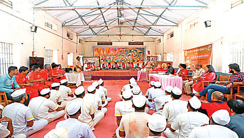 नाशिकरोड : मध्यवर्ती कारागृहात भजन स्पर्धेत सहभागी झालेले बंदिजन. (छाया : उमेश देशमुख)
