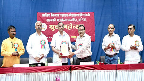 सेवा निवृत्त कार्यक्रमात ज. ग. मेतकर यांचा सत्कार करताना डॉ. राजेंद्र कलाल समवेत अश्विनीकुमार येवला,  प्रसाद कुलकर्णी, हेमंत देशपांडे, राजेंद्र गायवन आदी.