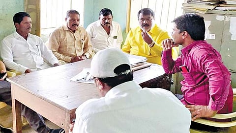 खटाव  पाटबंधारे विभागाच्या अधिकारी आणि कर्मचार्‍यांशी चर्चा करताना प्रदीप विधाते.